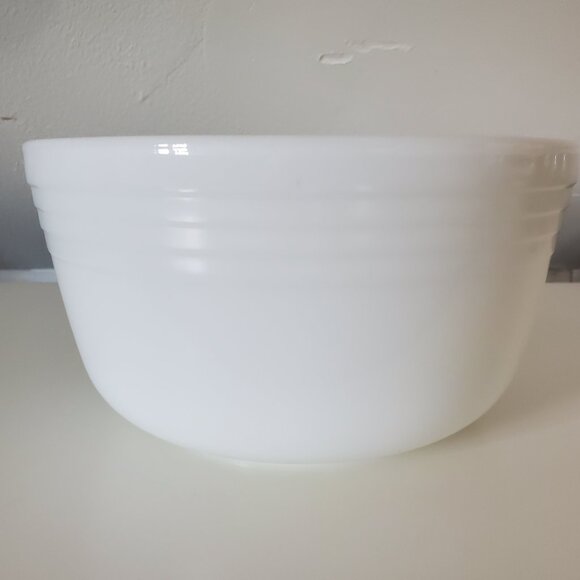 Vintage Pyrex 3 Qt Mixing Bowl-White Milk Glass - Picture 3 of 4